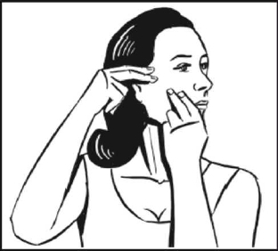 Мягко помассируйте двумя пальцами область за мочками ушей. Застой тканей в этой области способствует образованию мешков под глазами