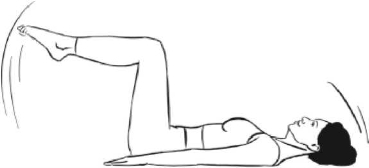 Лежа на спине, согните ноги в коленях под углом 90° и поднимите над полом так, чтобы лодыжки были параллельны поверхности. Стопы соединены между собой. Руки свободно расположены вдоль туловища.